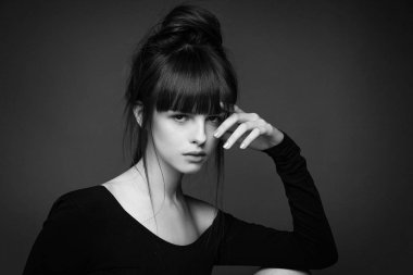 Genç çekici kadın.