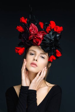 çiçek headdress kadında