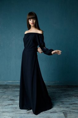 şık elbiseli kadın