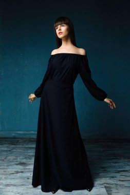 şık elbiseli kadın