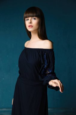 şık elbiseli kadın