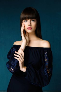 şık elbiseli kadın