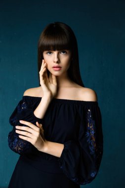 şık elbiseli kadın