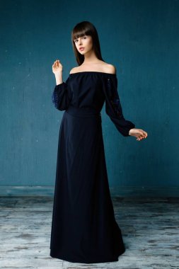 şık elbiseli kadın