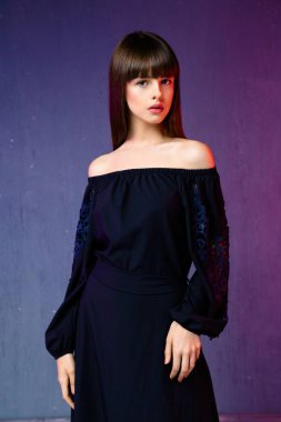 şık elbiseli kadın