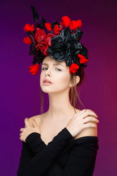 Kvinna i blommig huvudbonad — Stockfoto