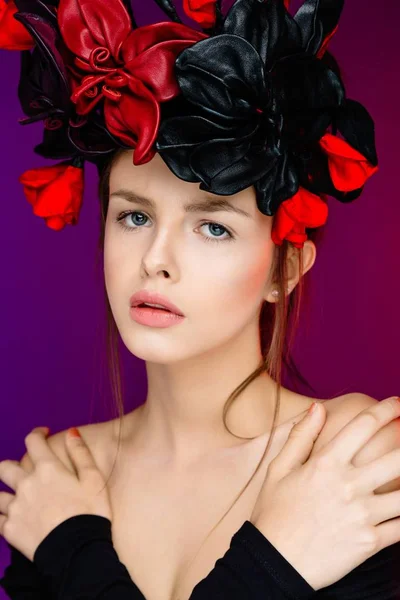 Femme en coiffe florale — Photo