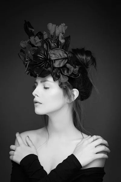 Γυναίκα στο floral κόμμωση — Φωτογραφία Αρχείου