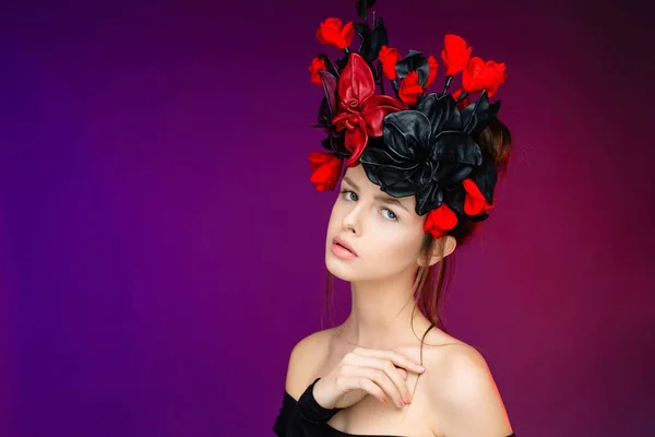 Çiçek headdress kadında — Stok fotoğraf