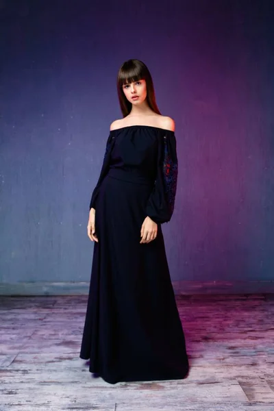 Vrouw in elegante jurk — Stockfoto