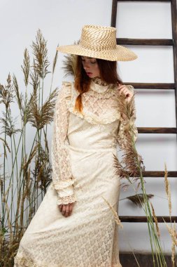 vintage tarzı içinde genç kadın 