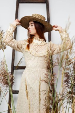 vintage tarzı içinde genç kadın 