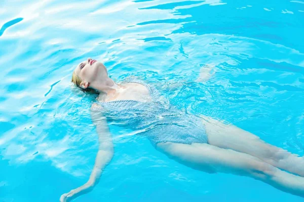 Mujer en smimming piscina — Foto de Stock