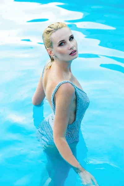 Жінка в басейні для плавання — стокове фото