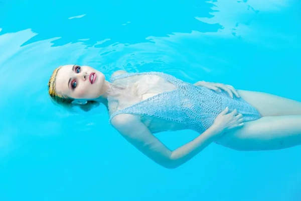 Mulher em smimming piscina — Fotografia de Stock