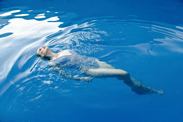 Kobieta w basenie smimming — Zdjęcie stockowe