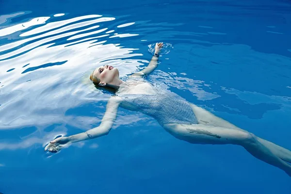  kadın smimming Havuzu