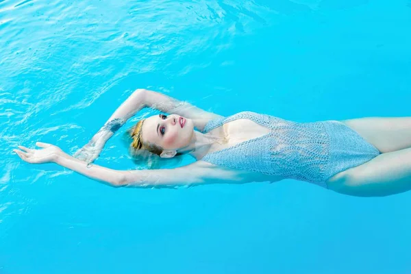 Smimming プールの女性 — ストック写真