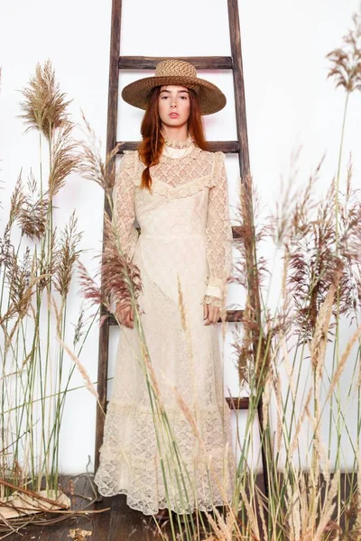 vintage tarzı içinde genç kadın 