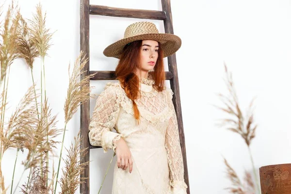 vintage tarzı içinde genç kadın 