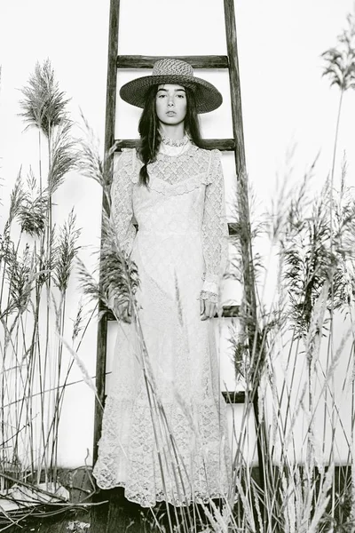 vintage tarzı içinde genç kadın 