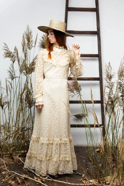 vintage tarzı içinde genç kadın 