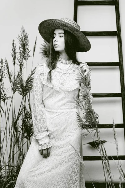 Νεαρή γυναίκα σε στυλ vintage φόρεμα — Φωτογραφία Αρχείου