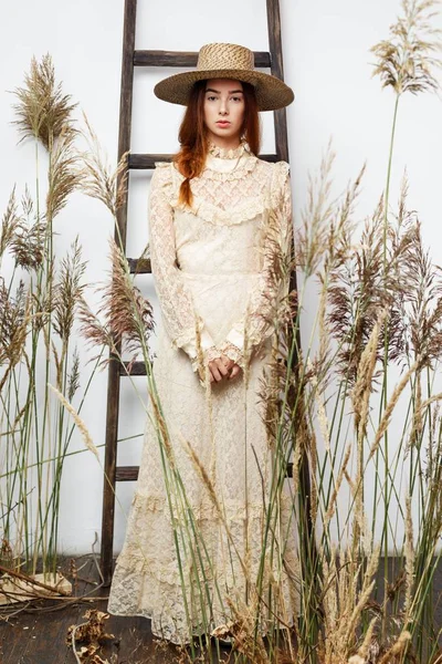 vintage tarzı içinde genç kadın 