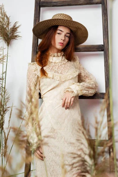 Jonge vrouw in vintage stijl jurk — Stockfoto