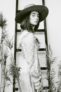 vintage tarzı içinde genç kadın 