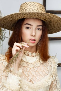  kadın şapka ve vintage elbise