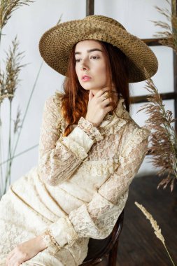 vintage tarzı içinde genç kadın 