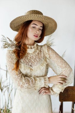  kadın şapka ve vintage elbise