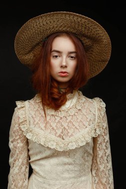 Şapkalı genç kadın. 