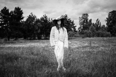 Şapkalı şık genç kadın