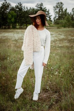 Şapkalı şık genç kadın