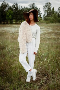 Şapkalı şık genç kadın