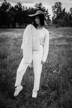 Şapkalı şık genç kadın