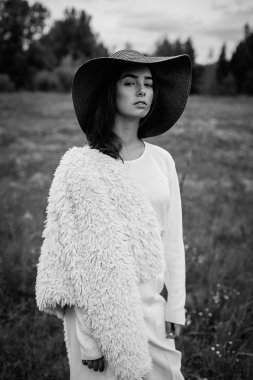 Şapkalı şık genç kadın