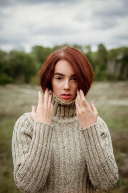 açık havada çok güzel genç bir kadın  