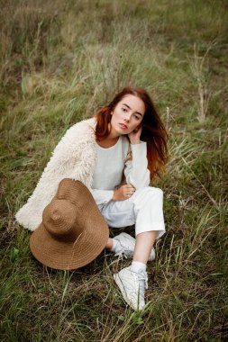 Şapkalı şık genç kadın