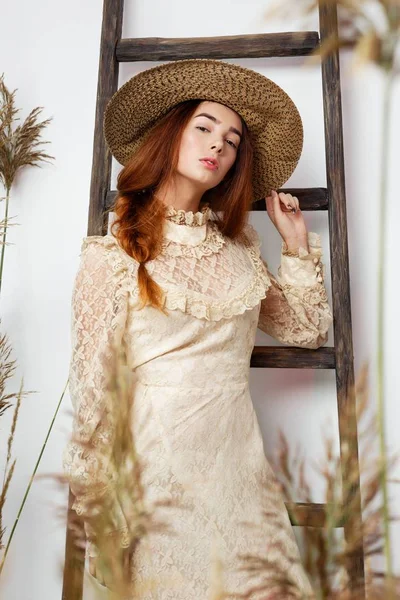  kadın şapka ve vintage elbise