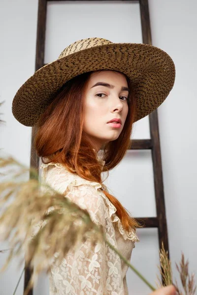 Vrouw in hoed en vintage jurk — Stockfoto