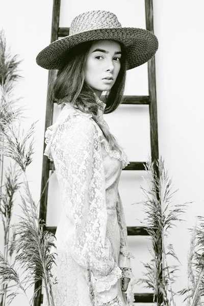 Jovem mulher em estilo vintage vestido — Fotografia de Stock