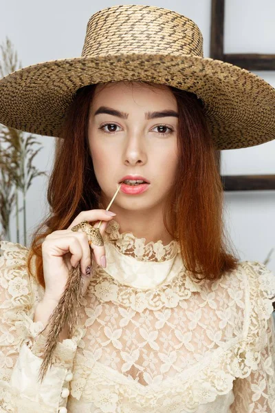 Kvinna i hatt och vintage klänning — Stockfoto