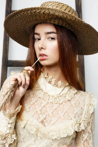  kadın şapka ve vintage elbise