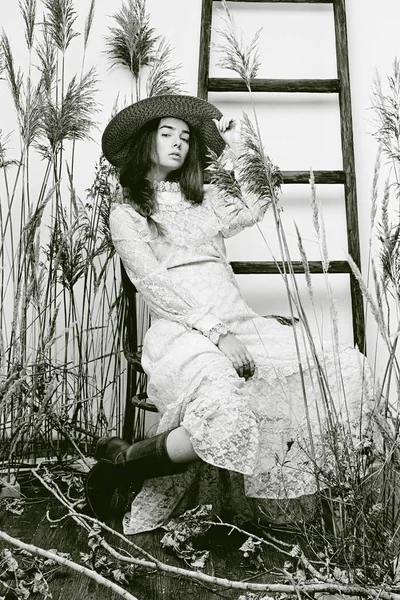 Mujer joven en vestido de estilo vintage — Foto de Stock