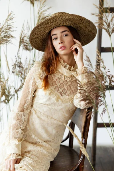 Mujer joven en vestido de estilo vintage —  Fotos de Stock