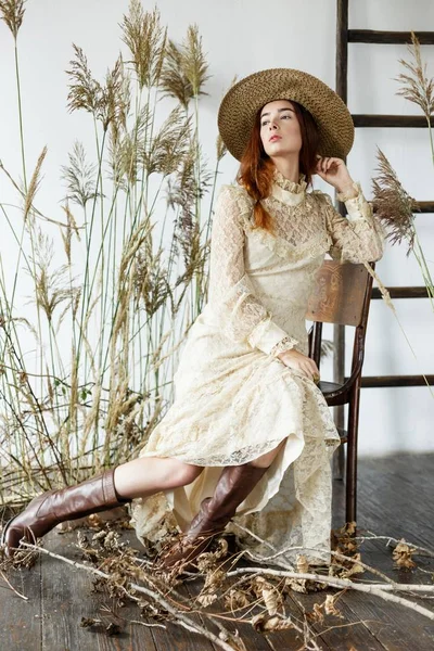 Mujer joven en vestido de estilo vintage —  Fotos de Stock