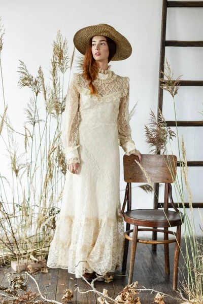 vintage tarzı içinde genç kadın 